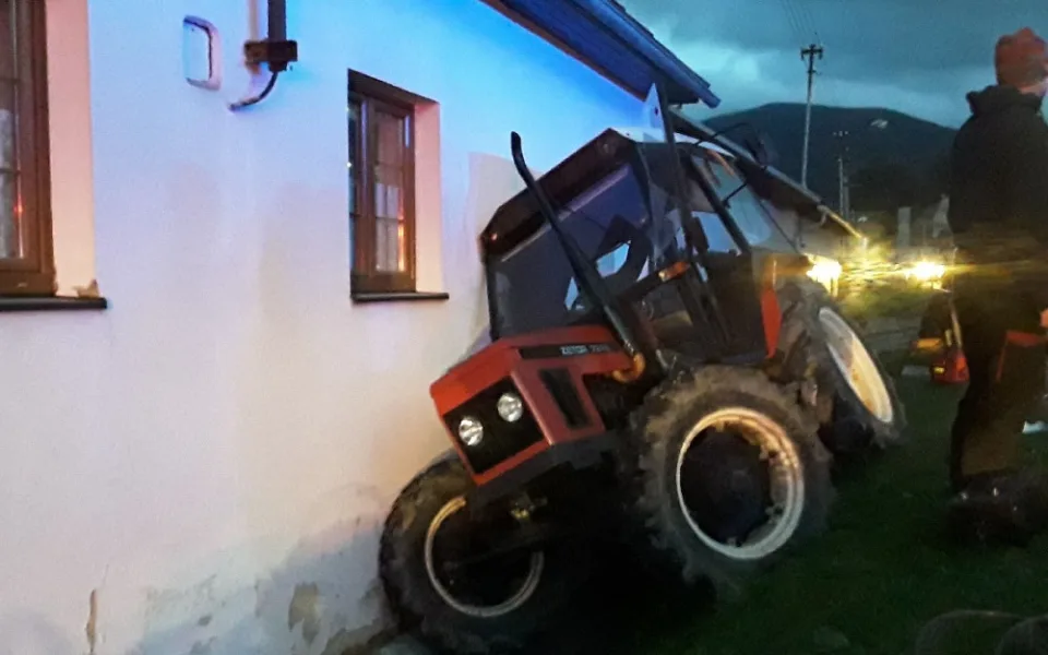 Ranní nehoda traktoru s kamionem se neobešla bez zranění