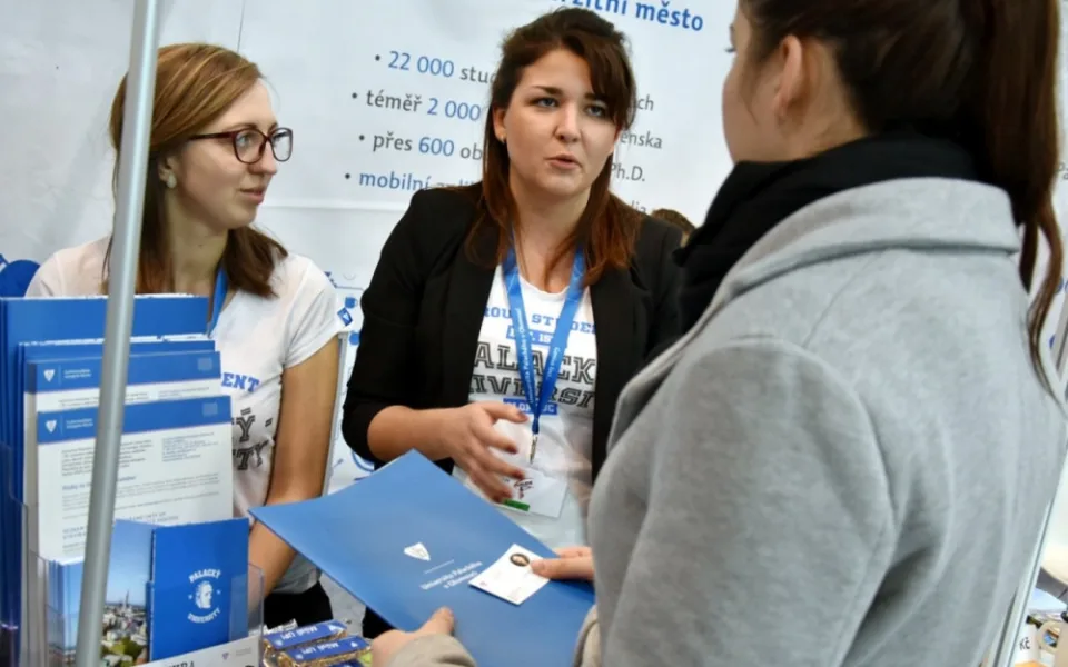UP přišla o veletrhy a těsný kontakt s maturanty, láká je on-line