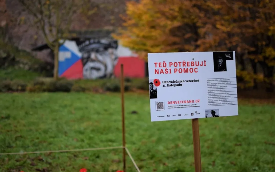 V Bezručových sadech vyrostlo makové pole, které připomíná válečné veterány. Součástí je i veřejná sbírka