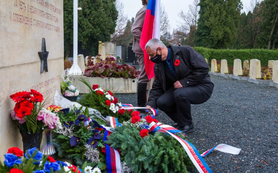 Hejtman Jiří Suchánek na pietním aktu v Olomouci