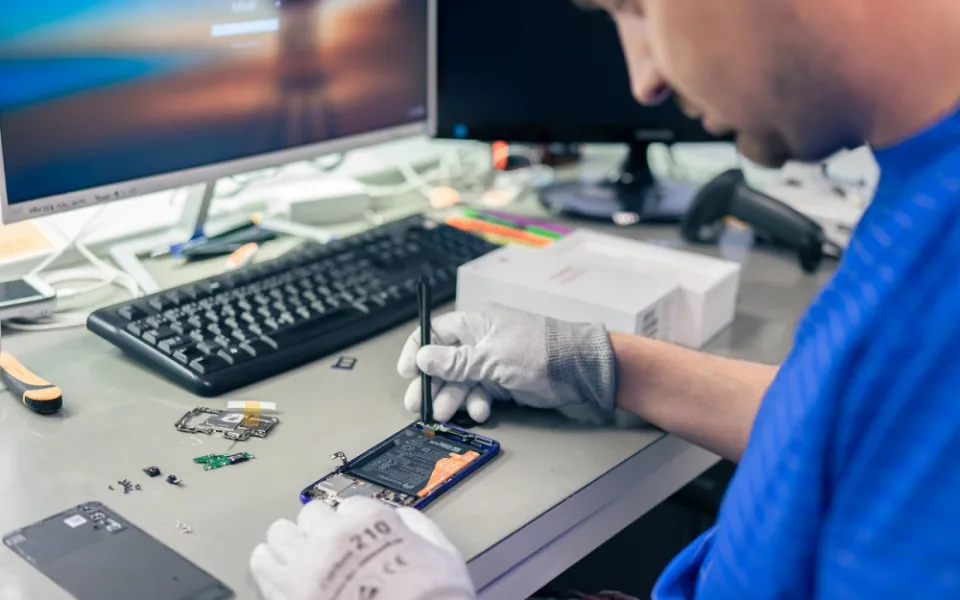 Nahlédněte do útrob autorizovaného servisu BPS Mobil. Proč se vyplatí telefon přinést rovnou tam?