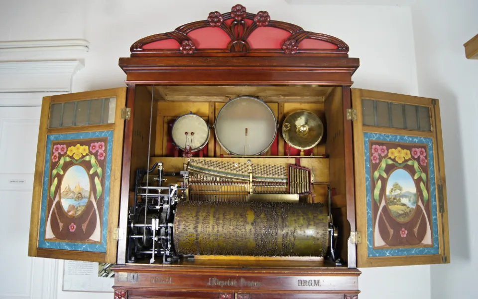 Muzeum v Šumperku vystavuje největší český orchestrion. Ten byl po padesáti letech znovu přiveden k životu