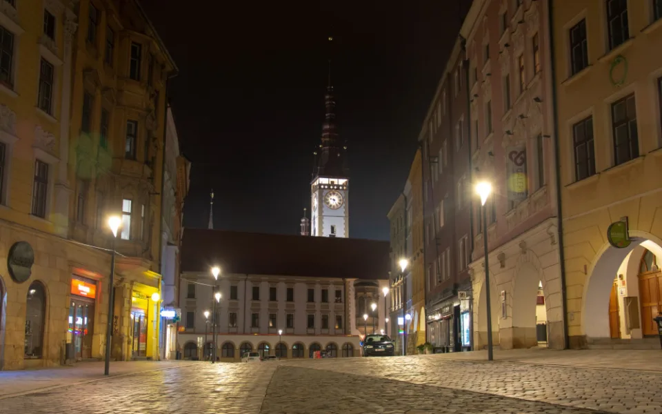 Pohled na radnici z Dolního náměstí.