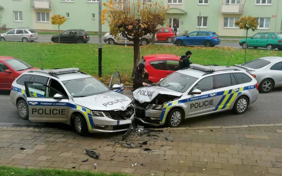 Dvě policejní hlídky se po příjezdu na místo činu čelně střetly. Dva policisté utrpěli zranění