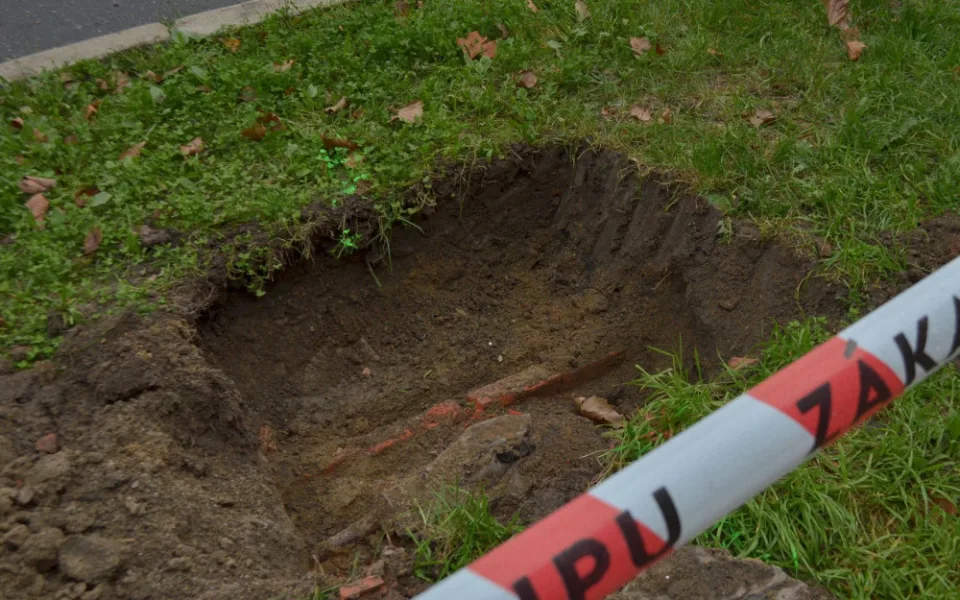 Neoznačené kabely v jáme na výsadbu akátů