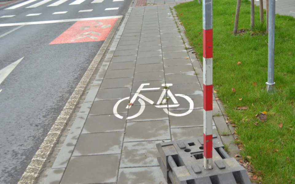 Křižovatka u sv. Gorazda. Značení pro cyklisty zde působí zmatečně.