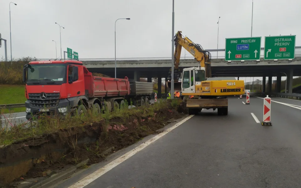 Na dálnici D46 před Olomoucí budou nová svodidla. Omezení potrvá do konce roku