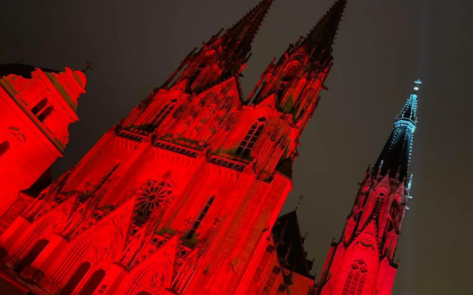 FOTO: Olomoucká Katedrála svatého Václava se ve středu rozsvítila rudou barvou
