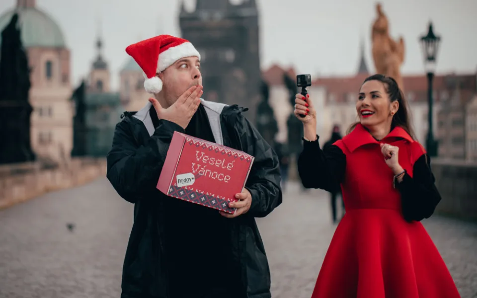 Ambasadoři charitativní sbírky herečka Eva Decastelo a youtuber Stejk.