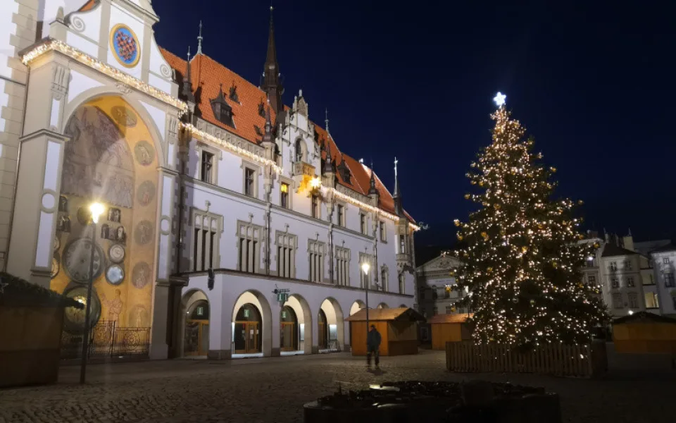 FOTO/VIDEO: Na olomouckém Horním náměstí se rozsvítil vánoční stromeček. Dostal jméno Naděje