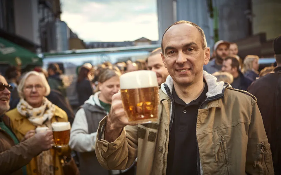 Smíchovští sládci zvou do znovuotevřených hospod na čerstvou várku piva