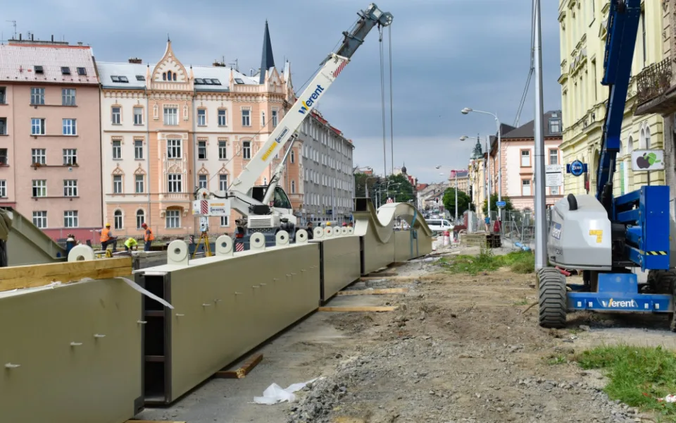 Stavaři nad řeku Moravu na Masarykově třídě v Olomouci nasunou most vážící 300 tun