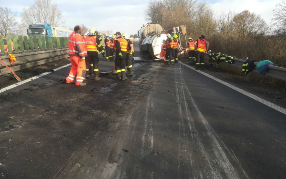 Před Olomoucí se na D46 převrátila cisterna s asfaltem. Dálnice je uzavřena