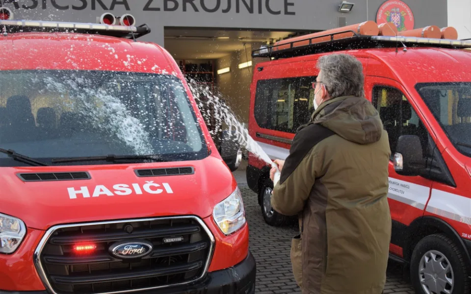 Dobrovolní hasiči mají dva nové vozy. Dostaly jméno Kačenka a Sylvinka
