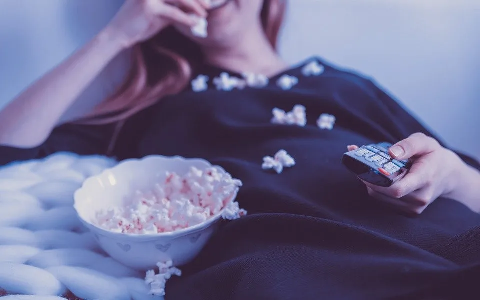 Lidé podle průzkumu tráví u televize mnohem více času, filmové pirátství vzrostlo o 300 procent