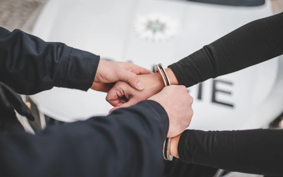 Žena vyhodila v opilosti manželovi věci před dům. Nakonec skončila v cele