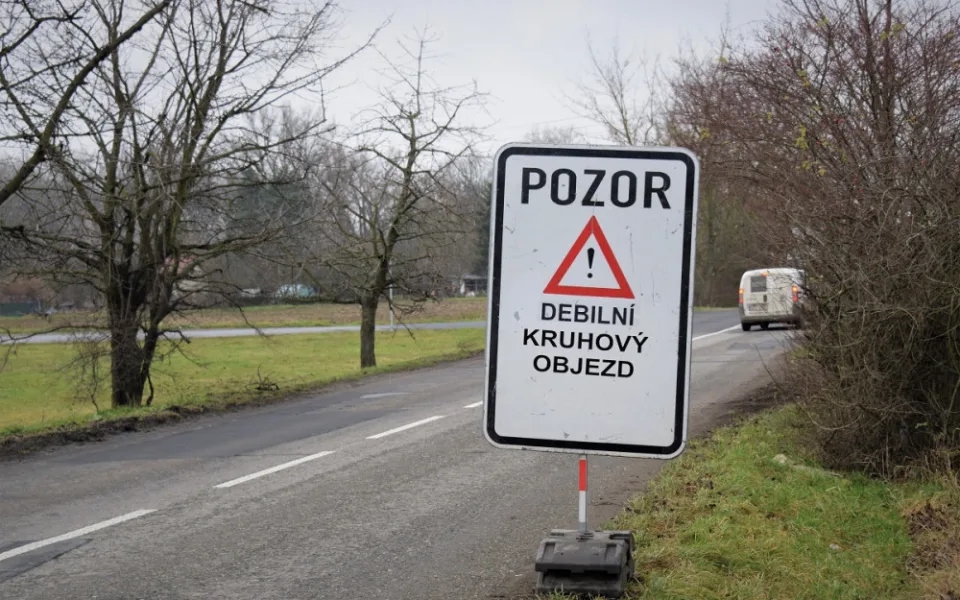 FOTO: V Hejčíně vznikl nový kruhový objezd. Značka na něj upozorňuje svérázným způsobem
