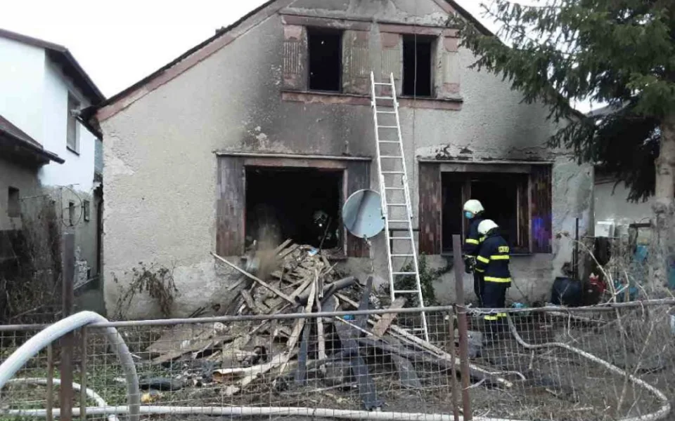 V Bohuslavicích na Šumpersku hořel dům. Hasiči z něj vytáhli popáleného muže