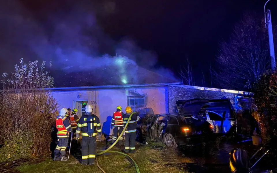 V Dolanech v noci na neděli došlo k autonehodě a následnému požáru domu