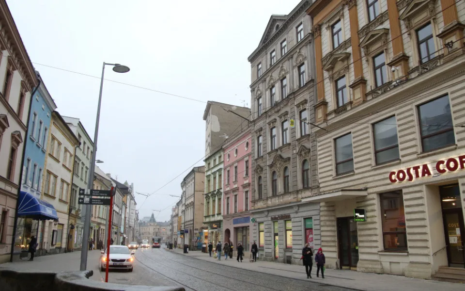 Ulice 8. května je opět v provozu. Stává se z ní napůl pěší zóna