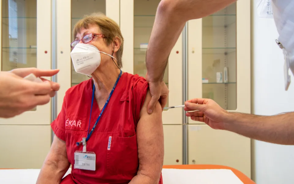 FOTO: Očkování zdravotníků ve FN Olomouc začalo. Vakcína je jediná naděje, říká doktor