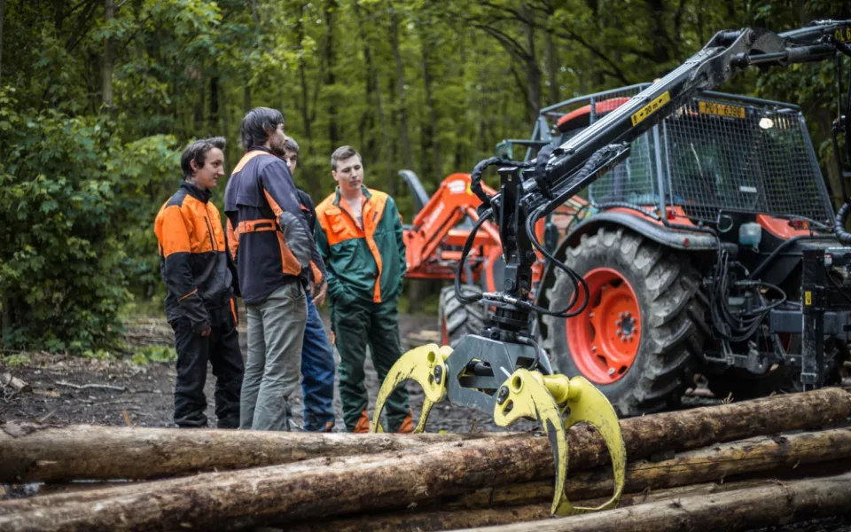 Odborná výuka, řidičské průkazy i kurzy. SOŠ lesnická a strojírenská Šternberk nabízí osm oborů