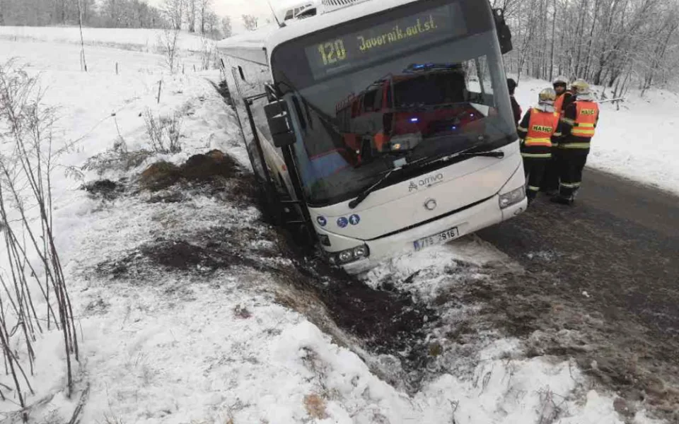Cestujícím z havarovaného autobusu museli ven pomáhat hasiči