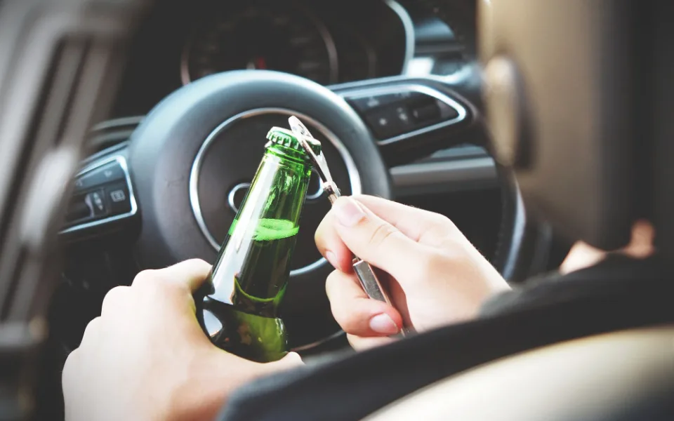Policisté v noci zastavili řidiče v žabkách a s pivním vrškem na hlavě. „Pan pivo“ nadýchal dvě promile