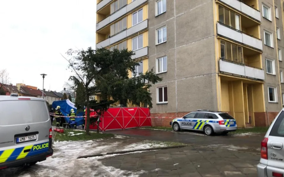 Mladý muž ve čtvrtek skočil ze 13. patra domu. Záchranáři mu již nedokázali pomoci