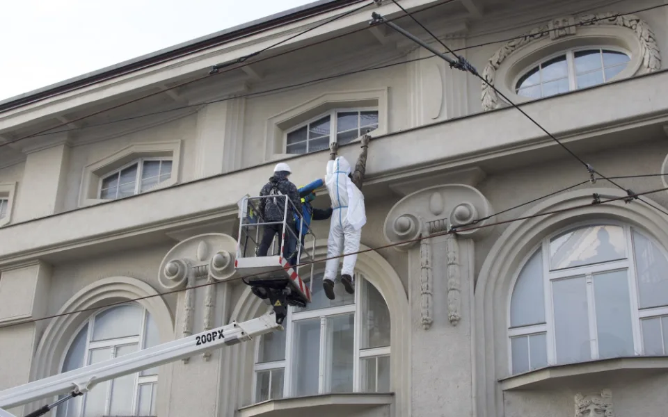 FOTO/VIDEO: Sochu Lupiče obléklo muzeum do antikovidového oblečku. Ten má dvojí význam