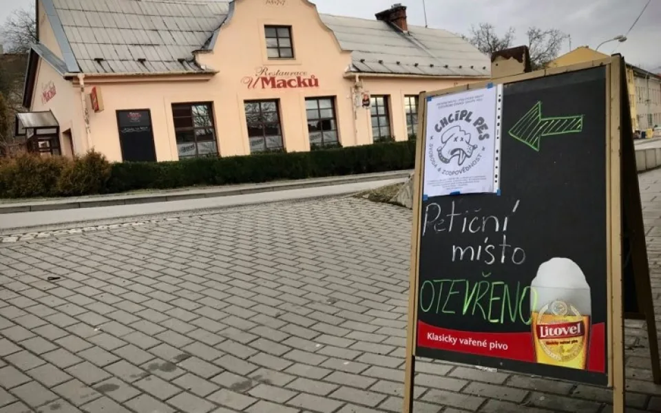 Restaurace U Macků na Svatém Kopečku v sobotu otevřela návštěvníkům. Majitel se připojil k iniciativě Chcípl PES
