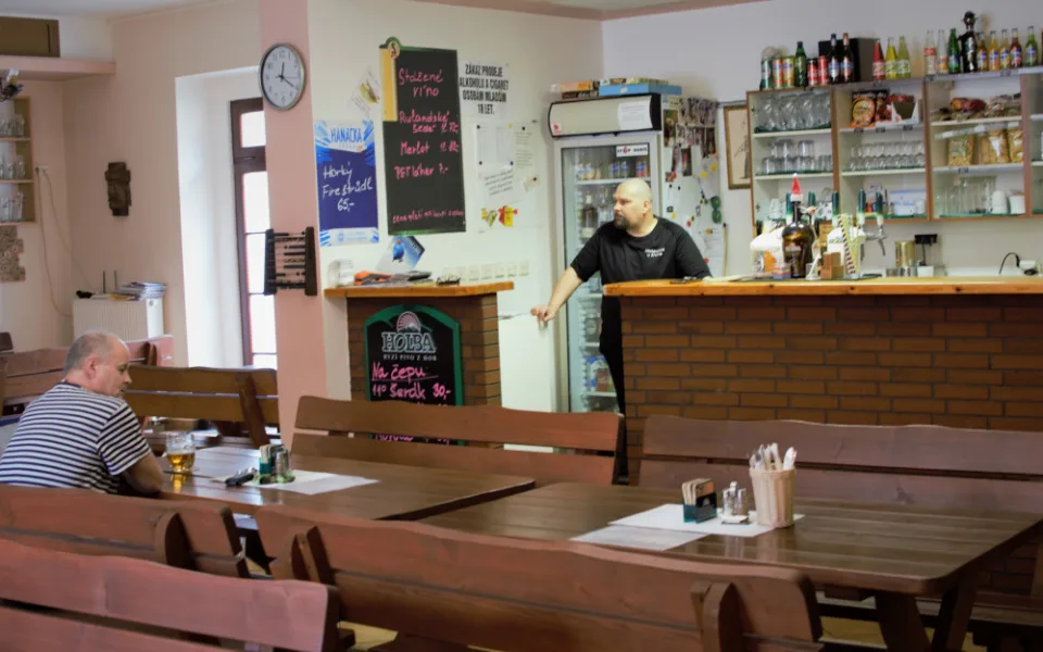 VIDEO: Otevřenou restauraci o víkendu několikrát navštívila policie. Provozovatel přesto zavřít nehodlá