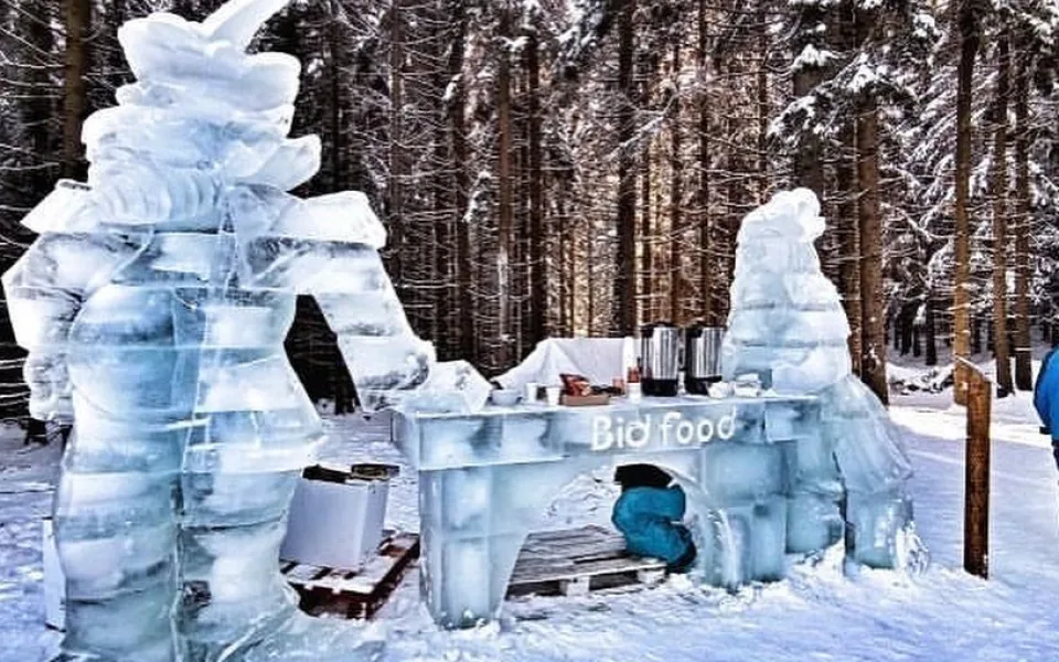 Ski areál Kopřivná zdobí obří sochy vyrobené z desítek tun ledu.