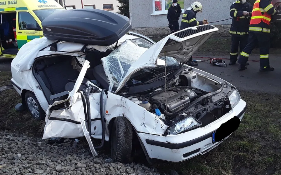 Při srážce vlaku a auta se na Prostějovsku zranili čtyři lidé.