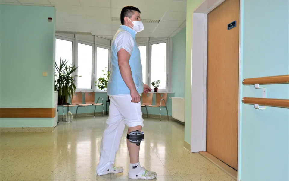 Rehabilitační pomůcku využívá pan doktor Marek Bilik i při práci v prostějovské nemocnici