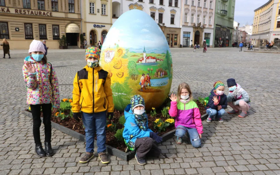 Centrum Olomouce zdobí obří kraslice. Velikonoce komplikuje pandemie