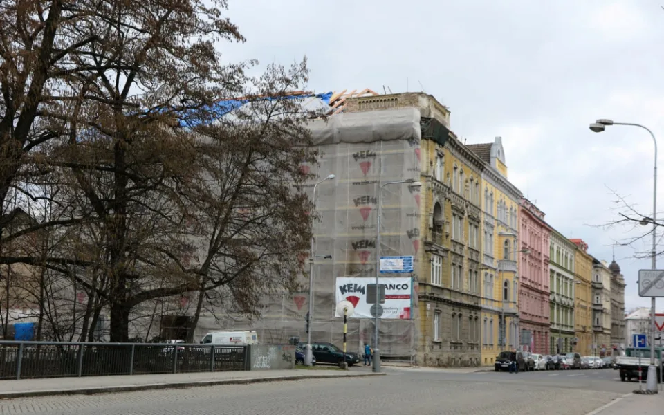 Zbourání nárožní věže na historickém domě v Olomouci vzbudilo kritiku