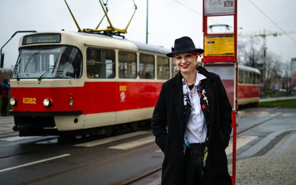 Karolína se narodila ve Šternberku. Dnes řídí tramvaje v Praze a je z ní celebrita mezi tramvajáky