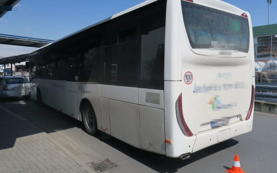 Řidič autobusu nadýchal téměř čtyři promile. Boural na dvou místech v Olomouci
