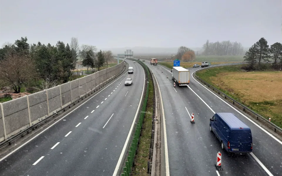 Nekonečné opravy D46. Letos je na řadě další sjezd, most a estakáda