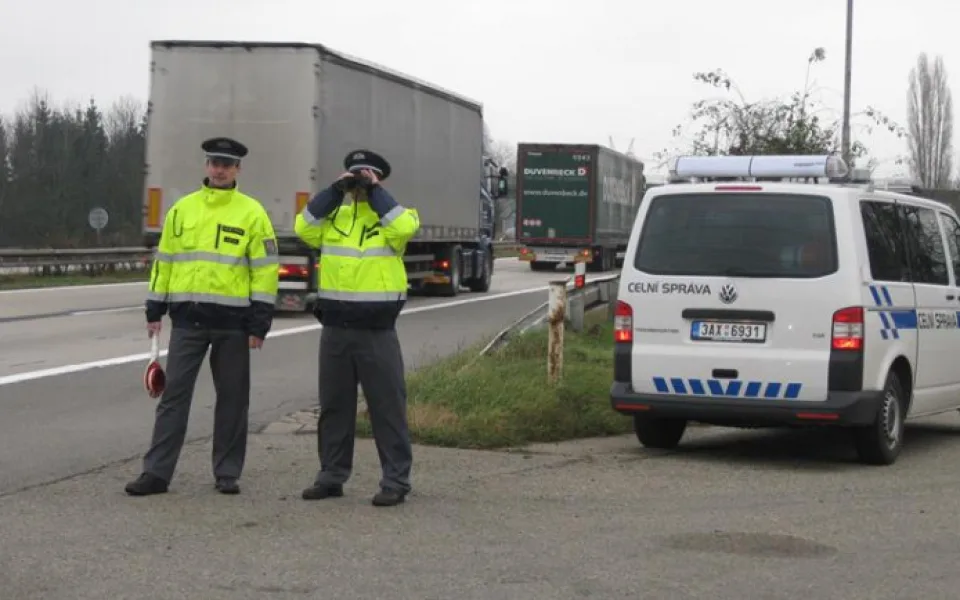 Celníci našli v dodávce na dálnici motocykly ukradené v Rakousku