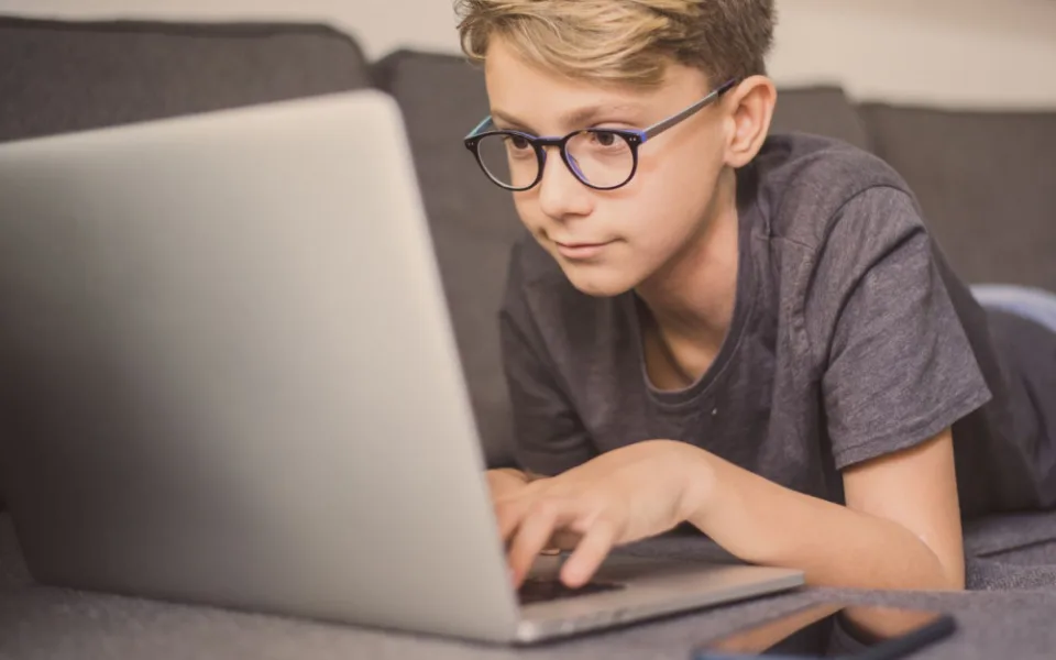 Učíme se online. Charita Olomouc vyhlásila sbírku PC vybavení pro rodiny a děti v nouzi
