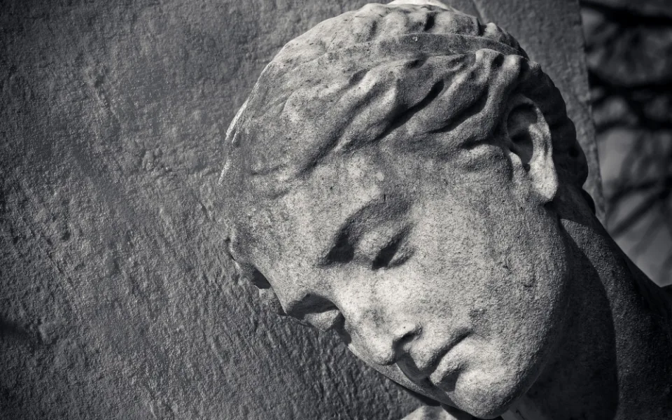 statue-3125159_1280