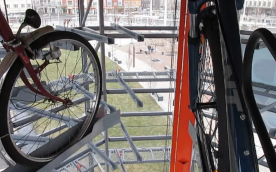V Hranicích u nádraží se začala stavět cyklověž, stát bude 19 milionů Kč