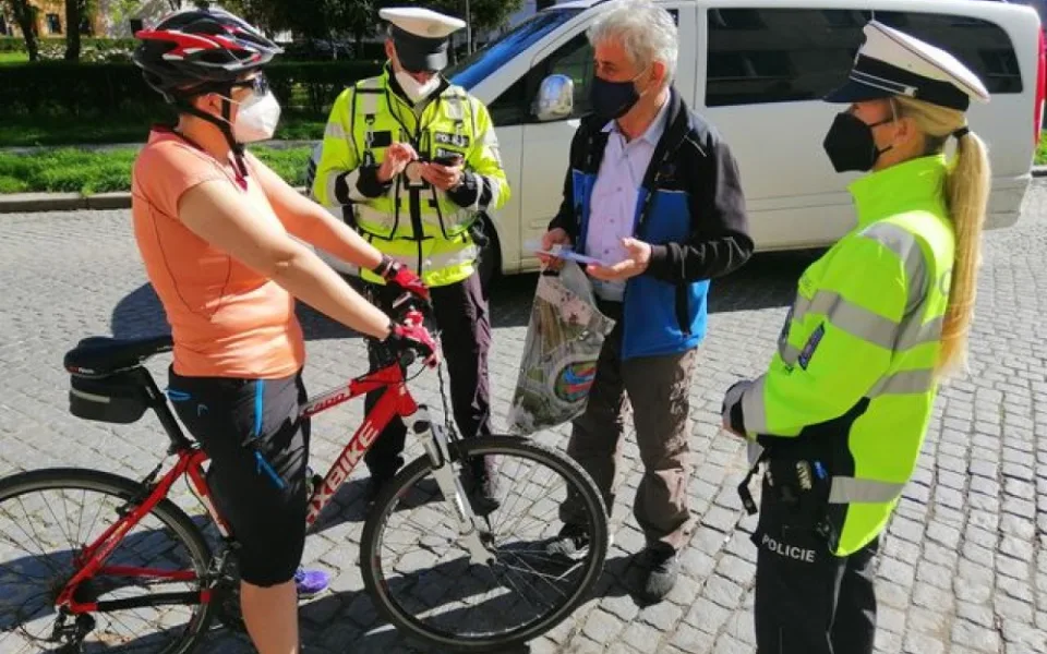 Cyklista bez přilby je devatenáctkrát blíž smrti. Policisté preventivně zastavovali cyklisty