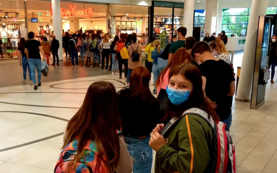 Šantovka dnes praskala ve švech. Obchody byly v obležení zákazníků