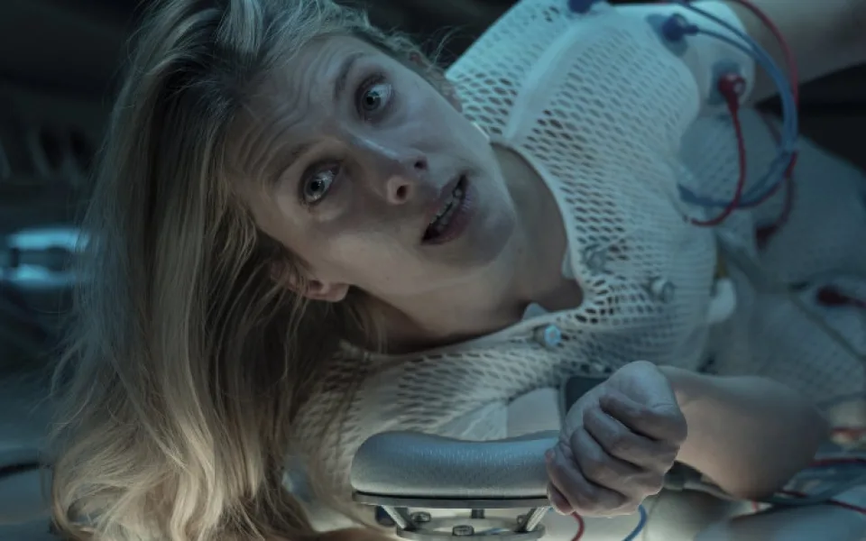 size3-16211714331506-60-netflix-laka-na-amy-adamsovou-ci-na-klaustrofobicke-sci-fi-hbo-na-zlocin-stoleti