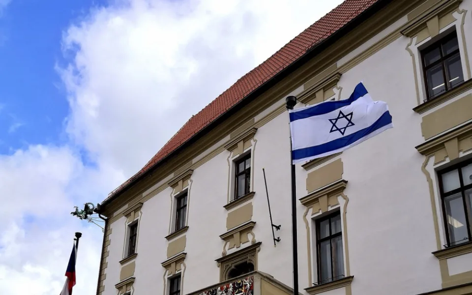 Olomoucká radnice vyvěsila v centru města na podporu Izraele jeho vlajku