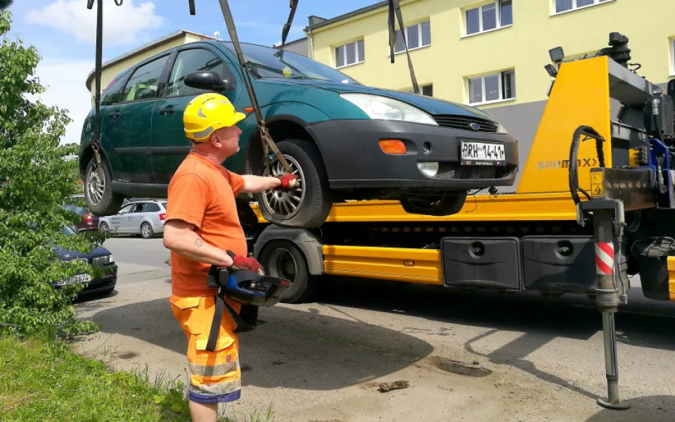 Olomouc a Prostějov vyhlásily válku autovrakům. Z ulici jich zmizely desítky / Michal Folta