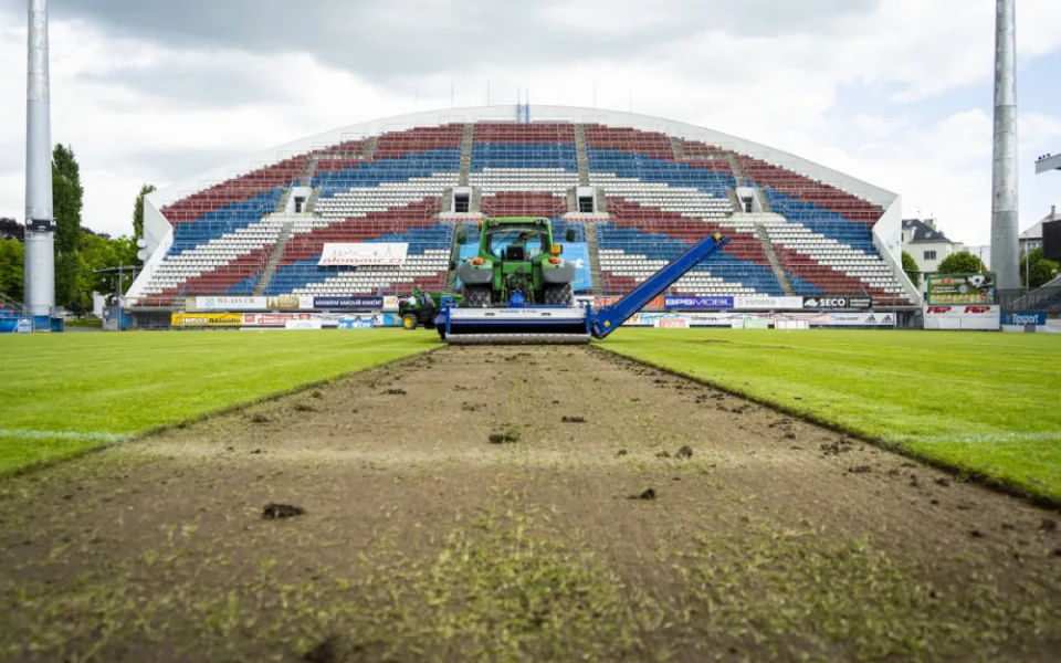 Hrací plocha Androva stadionu prochází rekonstrukcí. Traktory sundávají trávník